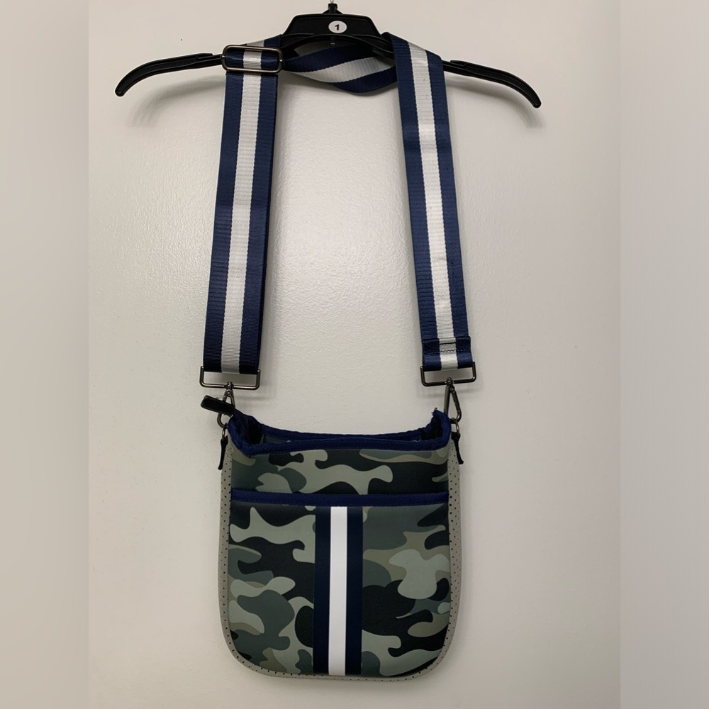 HAUTE SHORE BAG - crossbody, camouflage, neoprene, almost new, pockets,light!